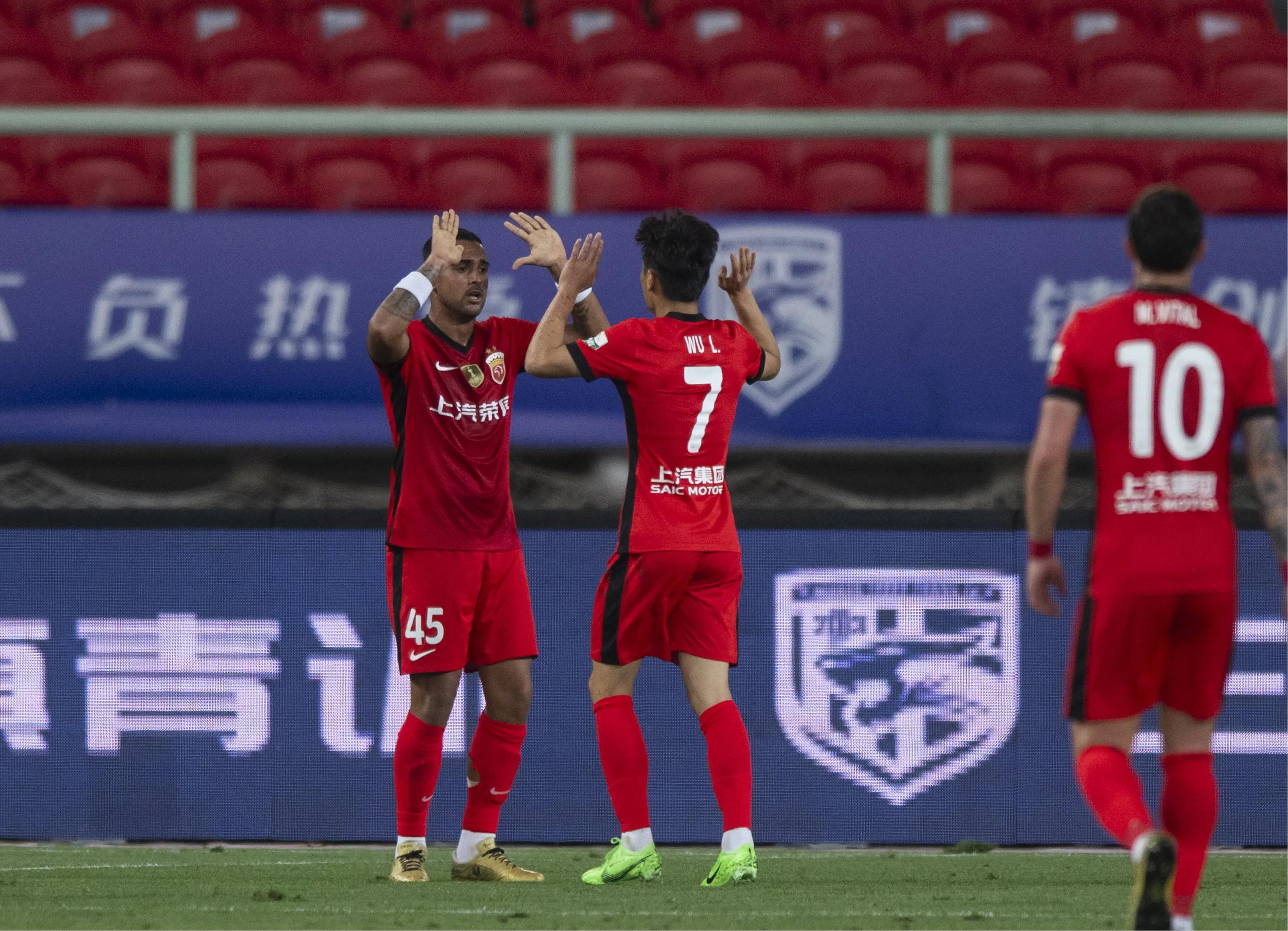 九游官网-中超关键时刻再迎强敌，曼城篮板制胜，主帅态度：悬念犹存，更衣室氛围转暖(四合院主角开局打铁)