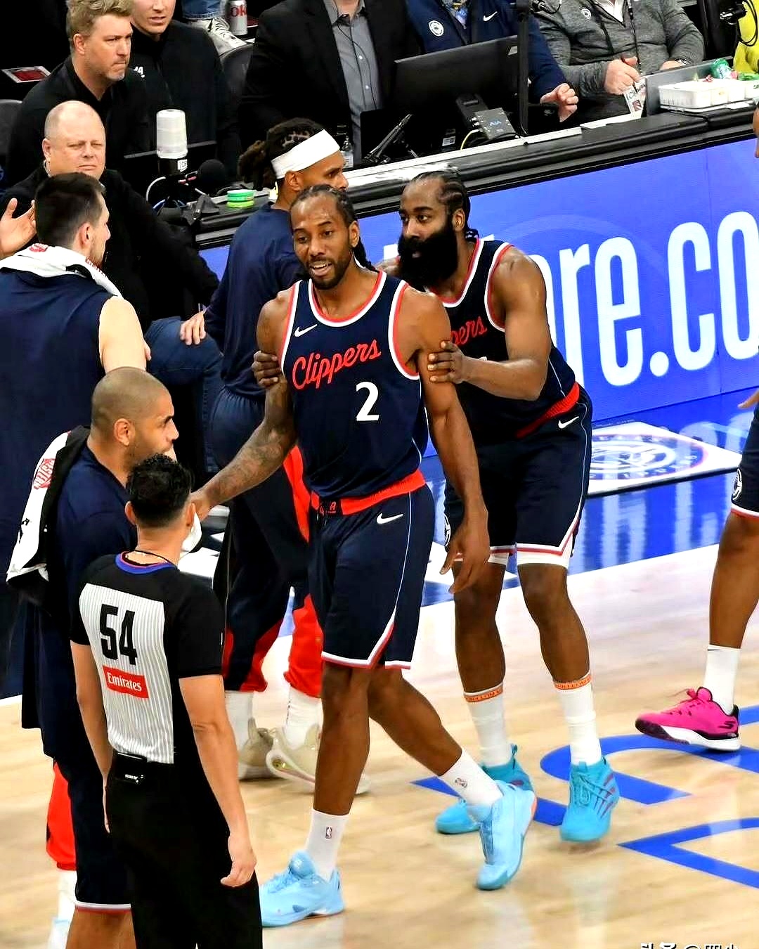 jiuyou-包含华盛顿奇才训练开放日，集结日手感冰凉引欢呼，NBA季后赛在即，团队化学反应显著的词条